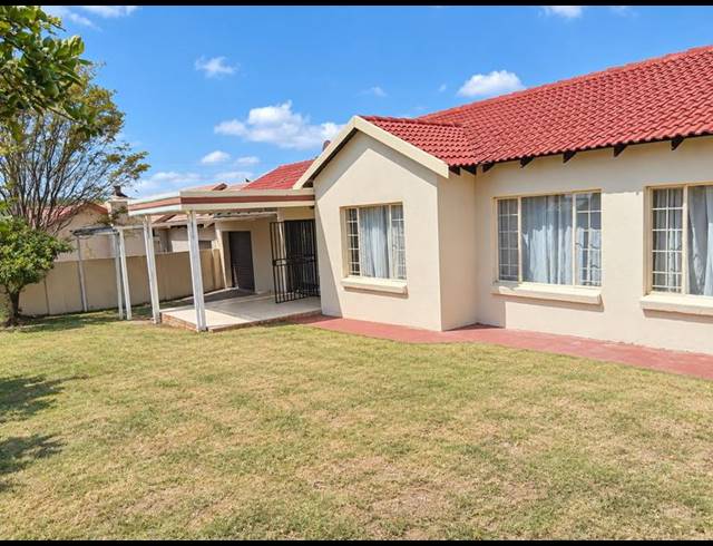 3 BEDROOM HOUSE FOR SALE IN THATCHFIELD